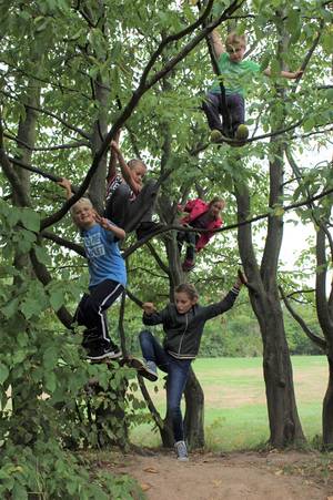 Pinkelt spielplatz mädchen auf Auf dem